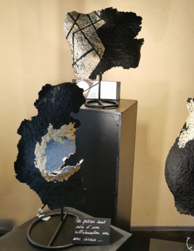 alice-ruelle-creation-carton-lampe-a-poser-noir-or-sculpture-papier-lumiere