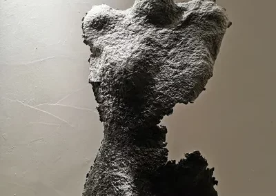 creation-et-carton-alice-ruelle-02200-lampe-sculpture-buste-homme-papier-mache-37