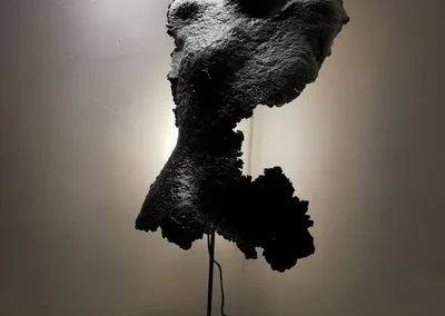 creation-et-carton-alice-ruelle-02200-lampe-sculpture-buste-homme-papier-recycle2-36